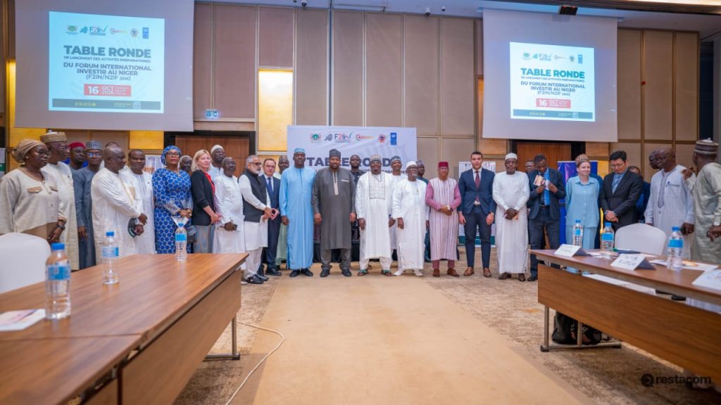 Photo de groupe des participants à la table ronde de lancement des activités préparatoires du F2IN, au Radisson Blu de Niamey